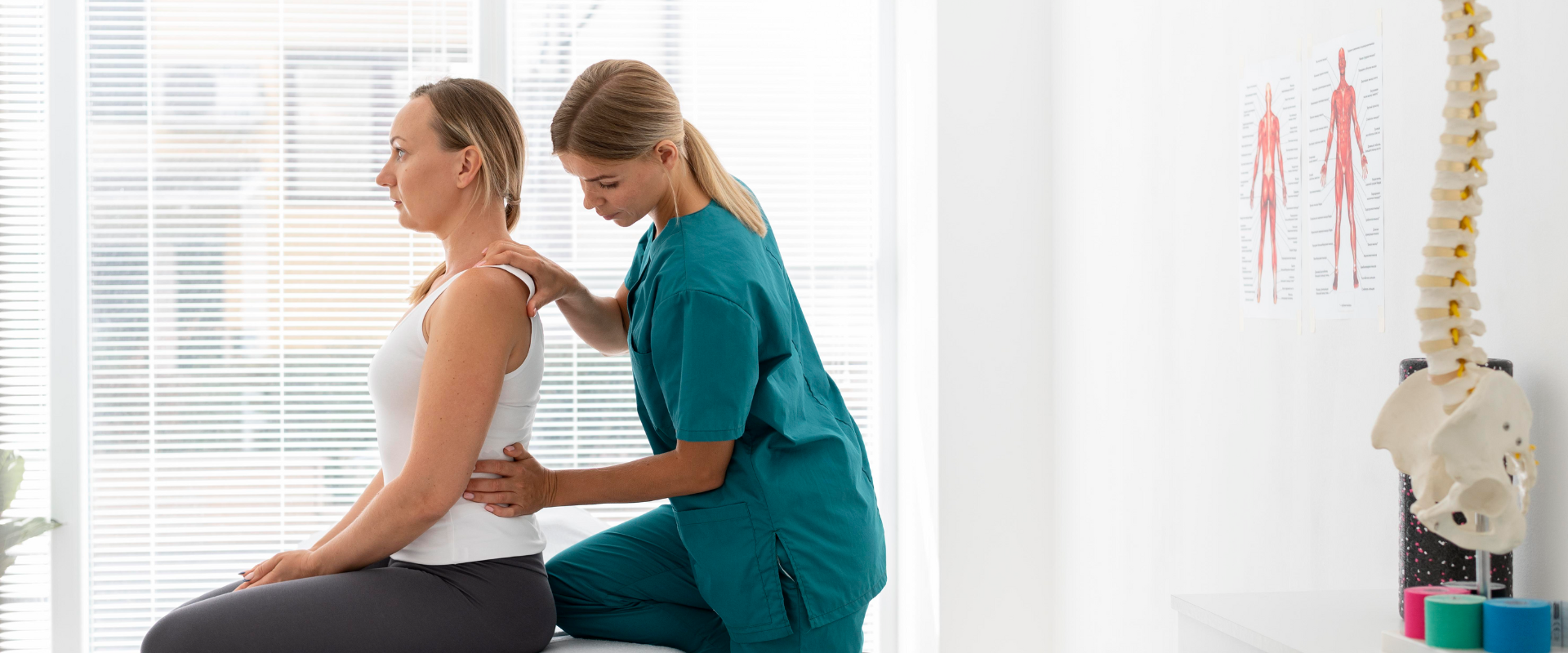 fisioterapeuta em uma consulta com um paciente com problemas nas costas