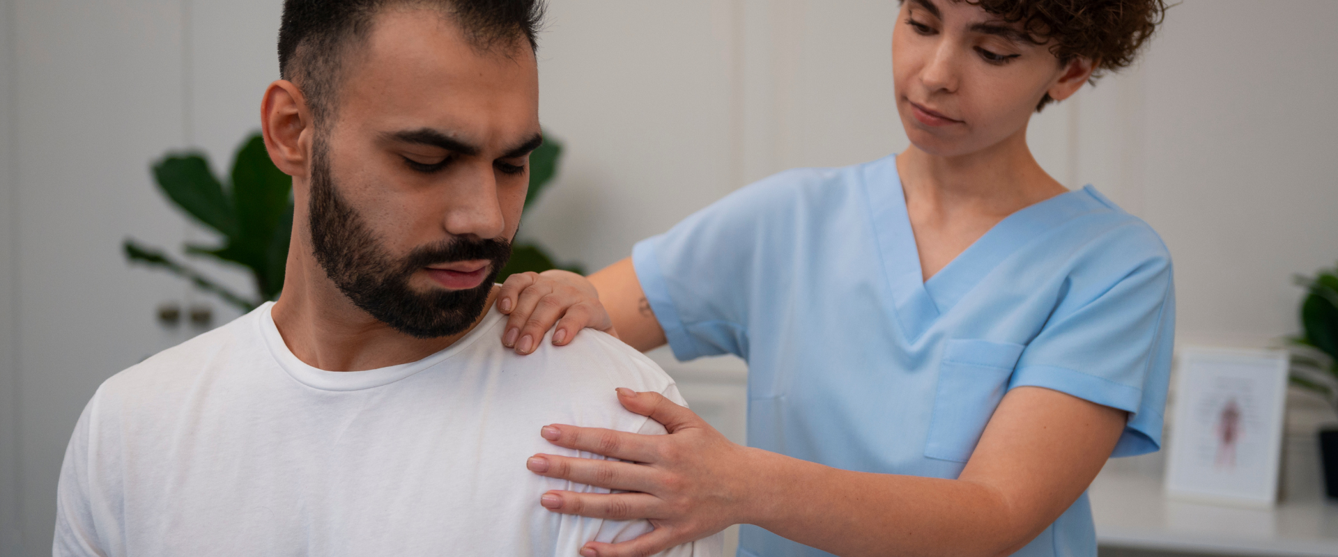 homem durante uma consulta com um fisioterapeuta